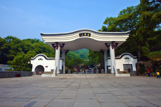 岳麓山是长沙旅游必去的景点之首,这里不仅景色优美,山脚下岳麓书院还